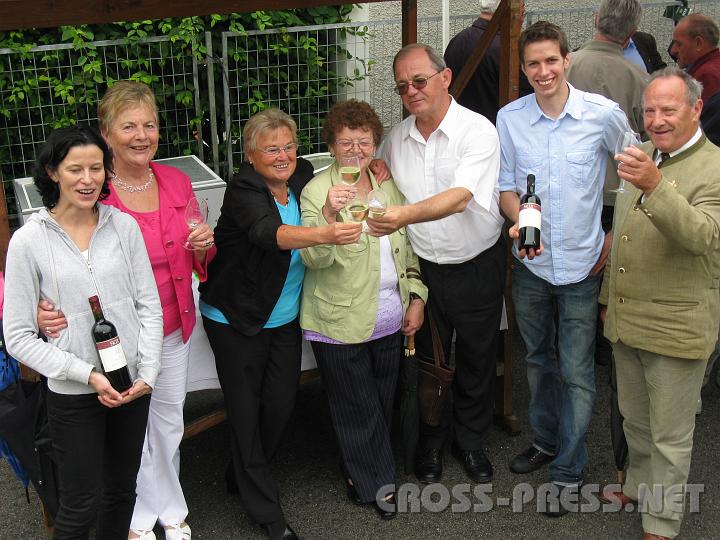 2009.06.28_12.06.32.jpg - Schlechtes Wetter wirkte sich keineswegs auf die Pfarrhof-Fest Besucher aus.  Fr. Alexandra Sax, Gruber Renate, Rosamaria Haydter, Hermine Schenkermayr, Pfarrer Anton Schuh, Michael Sax, Ferdinand Schenkermayr.