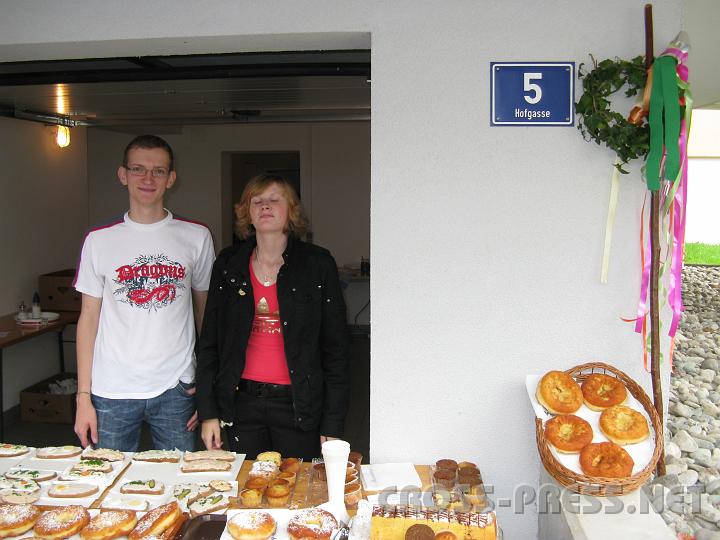 2009.06.28_12.10.27.jpg - Das kulinarische Angebot konnte sich wirklich sehen (und schmecken) lassen!  Statt importierten W�rschte aus Frankfurt, Hamburg und Co. gab es ausschlie�lich Speziallit�ten der in der Pfarre ansessigen Bauern.