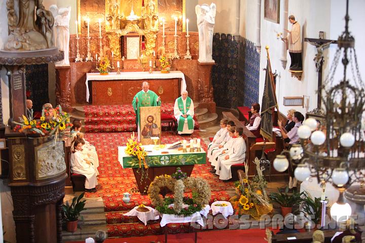 2009.09.27_09.08.56.jpg - Pr�chtig schaut die Kirche im Erntedank-Schmuck aus !