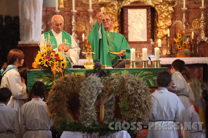 2009.09.27_09.36.32.jpg - Pfarrer Anton Schuh und Altpfarrer Alois Sallinger zeigen in der "kleinen Elevation"  das gebrochene eucharistische Brot, das an ein Opferlamm erinnern soll.