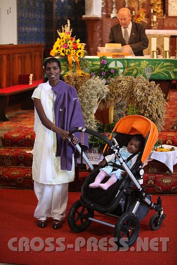 2009.09.27_09.57.41.jpg - Baby Sylvia mit ihrer Mutter sind G�ste aus Indien.