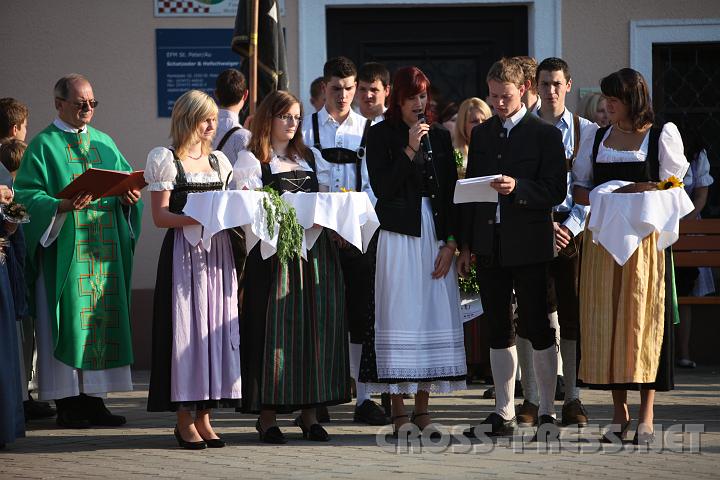 2009.09.27_08.51.38.jpg - St.Peterer Landjugend gestaltete die Messfeier, die mit Lesungen und einer Prozession vor der ehem. Bauernkammer begann.
