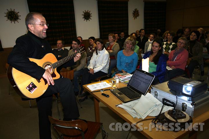 2009.11.18_21.00.39.jpg - Beten lernen geht am besten mit "learning by doing", ein gesungenes Gebet ist ein doppeltes, Evangelium hei�t Froh-Botschaft, ... Mag. Merkinger setzte das vor den Eltern und P�dagogen sowie mit ihnen sofort um.
