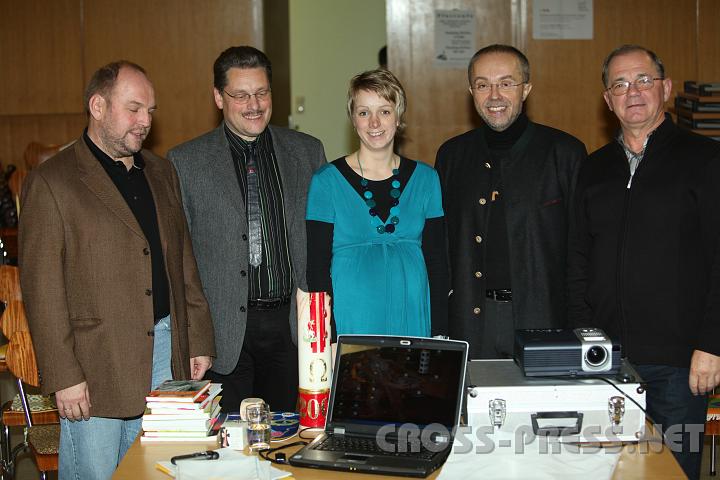 2009.11.18_21.52.43.jpg - Nach dem �beraus gut besuchten Vortrag, der eher einem lebendigen, multimedialen Workshop glich,  v.l.n.r.: Ernst Leitner (Kathol. Bildungswerk St.Peter/Au, Religionslehrer), Erich Greiner (HS-Direktor und Pfarrgemeinderat), Martina Begicevic (Religionslehrerin  und Pfarrgemeinder�tin), Vortragender Mag. Ernst Merkinger (Schulinspektor f�r Religion an Pflichtschulen), Gastgeber Pfarrer Anton Schuh.