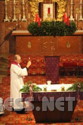 2009.11.28_18.14.23.jpg - Vor der Segnung der mitgebrachten Adventkr�nze segnete Pfarrer Anton Schuh den gro�en Kirchen-Adventkranz.