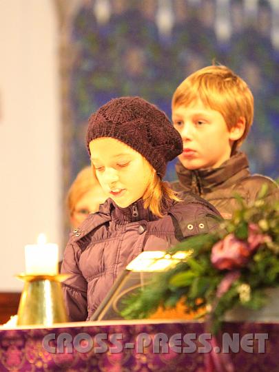 2009.12.06_10.33.01.jpg - Kinder lesen die F�rbitten