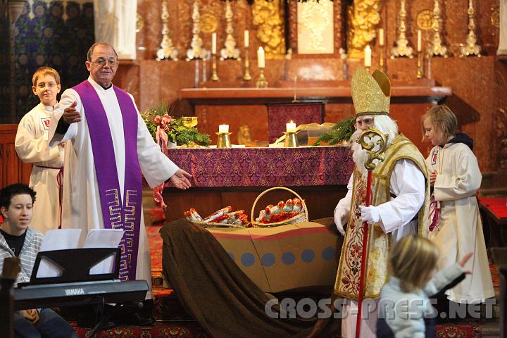 2009.12.06_10.49.50.jpg - Das Schiff ist gef�llt mit Schoko-Nikol�usen...