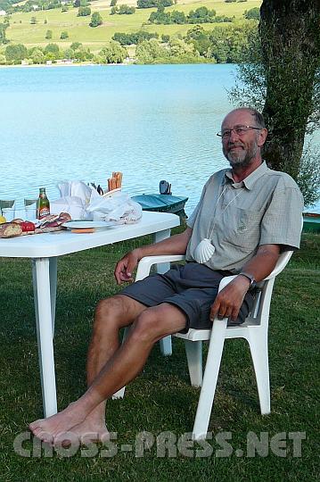 2009.06.11_17.14.53.jpg - "Pilgersocken" und versengte Haut verraten, dass es sich hier bei dem gl�cklichen Urlauber am Paladru-See, Frankreich, eigentlich um einen Wallfahrer handelt.  :)