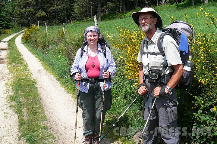 2009.06.16_14.10.03.jpg - Pilgerin Ursula bei Les S�toux.. Das sch�ne beim Pilgern ist die Abwechslung zw. freien Alleinsein und netten Begegnungen.