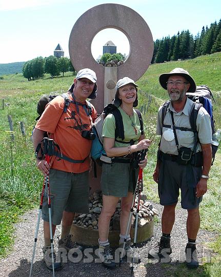 2009.06.24_13.25.48.jpg - Deutsche Pilger unterwegs in Frankreich vor einem der zahlreichen Jakobs-Wegweiser.
