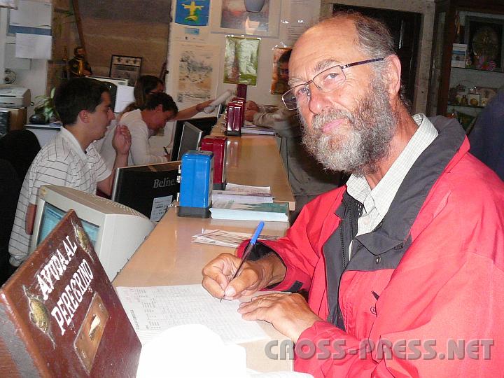 2009.08.09_08.43.00.jpg - Der strahlend stolze Pilger kam am 8.8. nach Santiago und bekam die "Compostela".