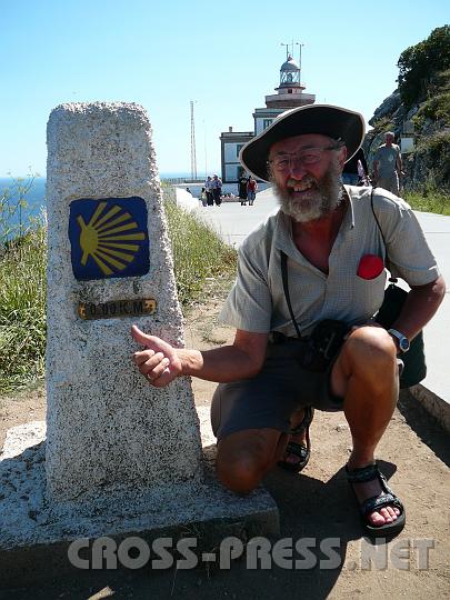 2009.08.10_15.47.02.jpg - Am Ende der Pilgerreise bei Finisterre steht Engelbert wieder am Anfang: St.Jakobsweg Kilometerstand 0,00.  ;)