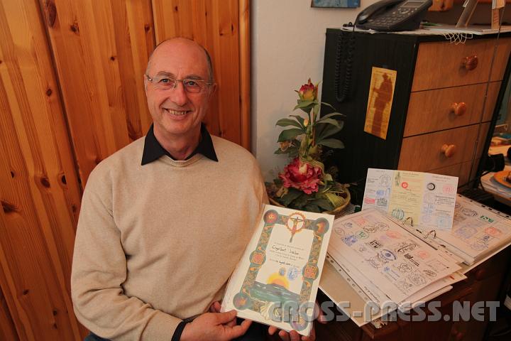 2010.03.12_20.33.18_01.jpg - Pilgerzertifikate- und Stempelsammlung, besonders sch�n gestaltet die Urkunde des Pilgerweges nach Muxia.