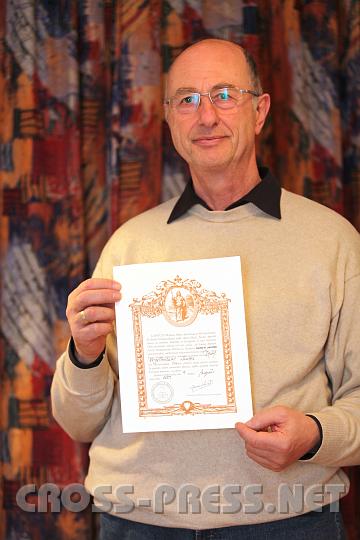 2010.03.12_20.34.42.jpg - "Engelbertus Laaber" erhielt die begehrte hochoffizielle Urkunde der Jakobspilger. Nachdem sie viele Dutzende Stationsstempel gesammelt haben, warten die Pilger darauf manchmal einen halben Tag.