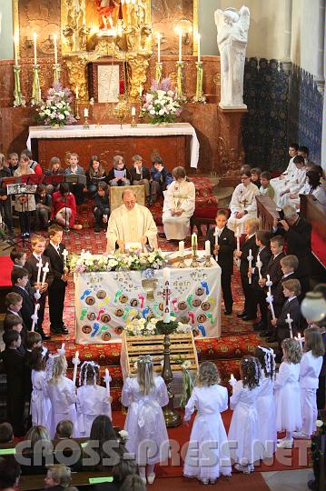 2010.05.09_08.25.55.jpg - Was sie bei der Taufe noch nicht selbst konnten, sprechen die Erstkommunionskinder jetzt: das Taufbekenntnis. Um den Altar mit ihren Tauf- und zugleich Erskommunionskerzen.