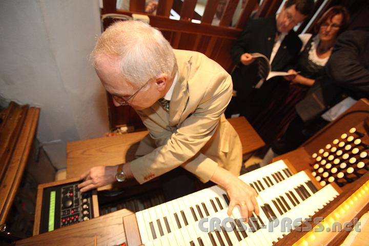 2011.09.11_10.48.20.jpg - Reinhold Breslmayr versteht es mit wahrhaft akrobatischem Einsatz, alle Register zu ziehen..