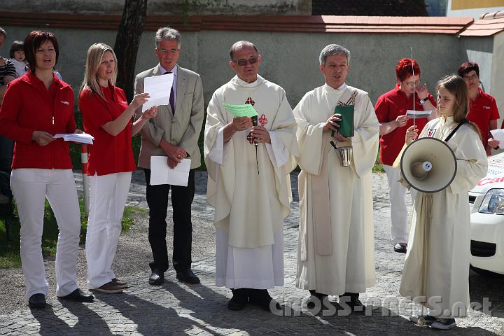 2012.04.29_10.26.46.jpg - Singen zusammen mit den Firmkandidaten am Kirchenplatz: Martina Farfeleder und Tanja Mayrhofer (Leiterinnen der Sozialstation Urltal), StR Johannes Hofmarcher (Caritas-Regionalleiter Mostviertel), Pfarrer Anton Schuh, Diakon Mag. Friedrich Schuhböck (Caritas-Diözesandirektor) und Theresa Kammerhofer (Ministrantin).