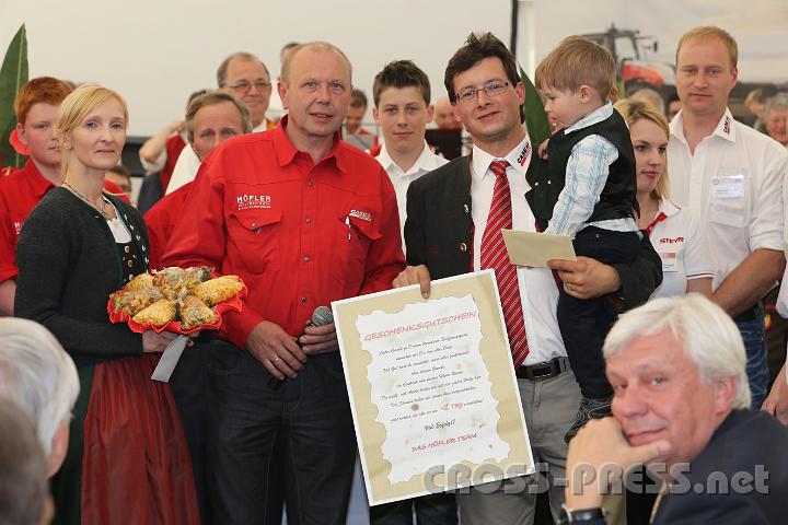 2012.05.06_10.01.07.jpg - In Namen der Belegschaft beschenkte Alois Seirlehner die Fam. Höfler. Mag. Johann Heuras im Vordergrund.