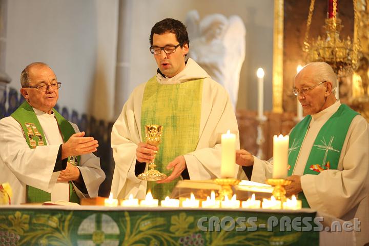 2012.11.04_09.36.15_01.jpg - P. Franz Ackerl zelebrierte seine Nachprimizmesse mit Pfarrer Anton Schuh und Altpfarrer Alois Sallinger.