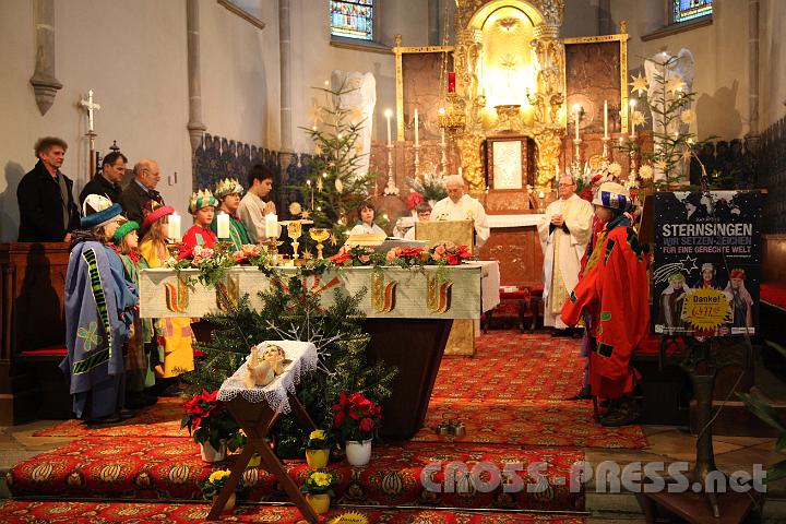 2013.01.06_09.21.05.jpg - In St.Peter/Au waren heuer 49 Sternsinger mit 13 Begleitern unterwegs, um Spenden zu sammeln und damit rund einer Million Menschen weltweit ein würdigeres Leben zu ermöglichen.   Pfarrer Anton Schuh bedankte sich bei den Spendern für ihren Beitrag von 6.477 Euro.