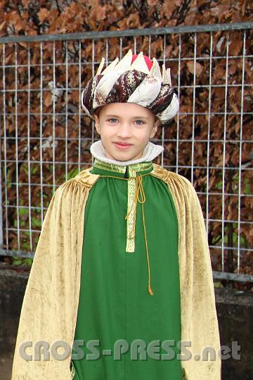 2013.01.06_10.06.44_c.jpg - Sechs "Königinnen" nach ihrem 3-tägigen Einsatz und der heiligen Messe, bei welcher sie von Pfarrer Anton Schuh gelobt wurden, auf dem Weg zum Pfarrhaus, wo ihre Roben bis zum nächsten Jahr aufbewahrt werden.