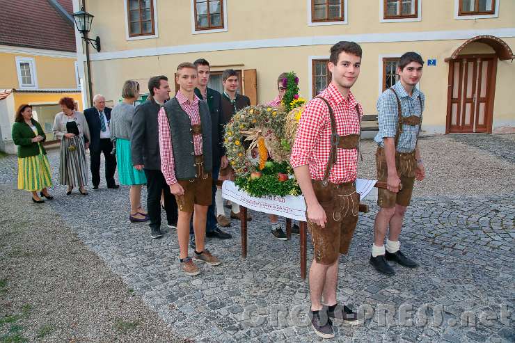 2016.09.25_08.58.17.jpg - Die Landjugend ist für Herstellung und Transport der Erntekrone verantwortlich.