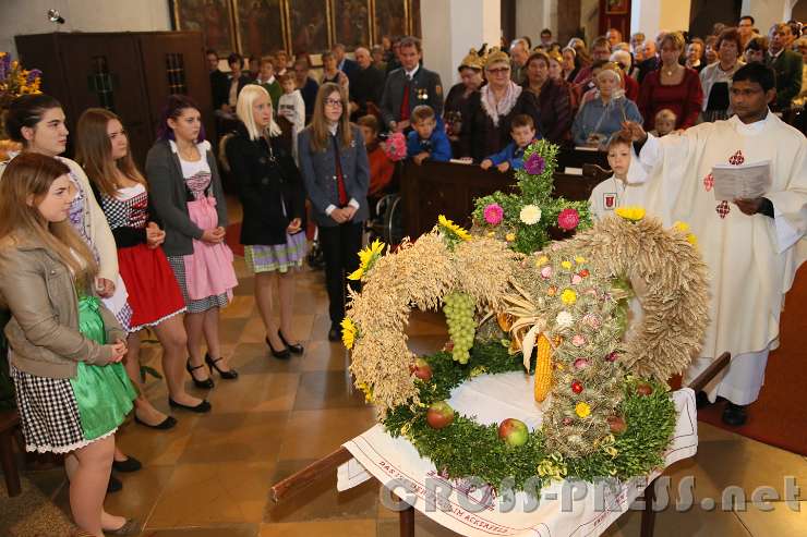 2016.09.25_09.02.09.jpg - Segnung der Erntekrone