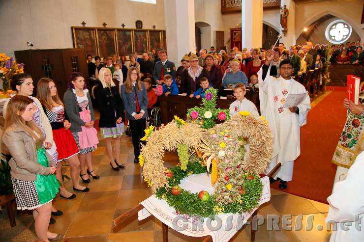 2016.09.25_09.02.11.jpg - Segnung der Erntekrone