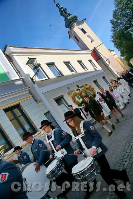 2016.09.25_10.02.08.jpg - Erntedank-Umzug durch die Kirchengasse ...