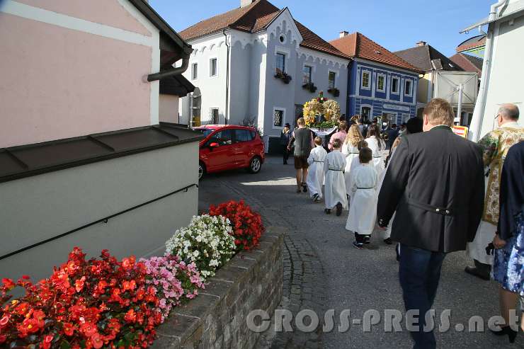 2016.09.25_10.02.58.jpg - Erntedank-Umzug durch die Kirchengasse ...