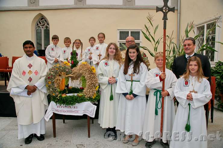2016.09.25_10.08.57.jpg - Pfarrer, Diakon und Pfarrgemeinderat mit den Minis im Schlosshof.