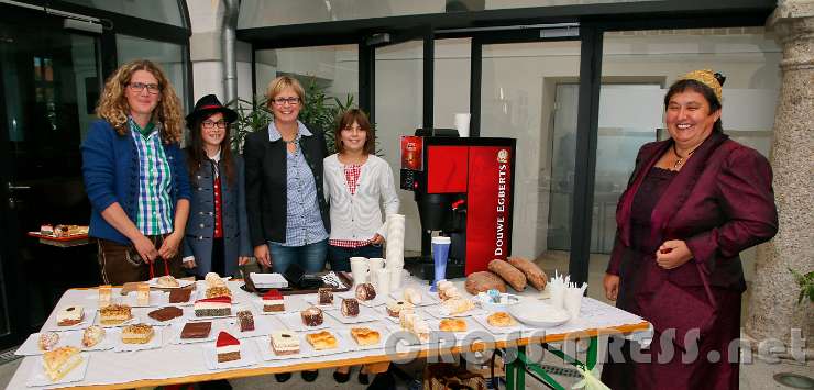 2016.09.25_10.47.04.jpg - Am Kuchenbuffet.