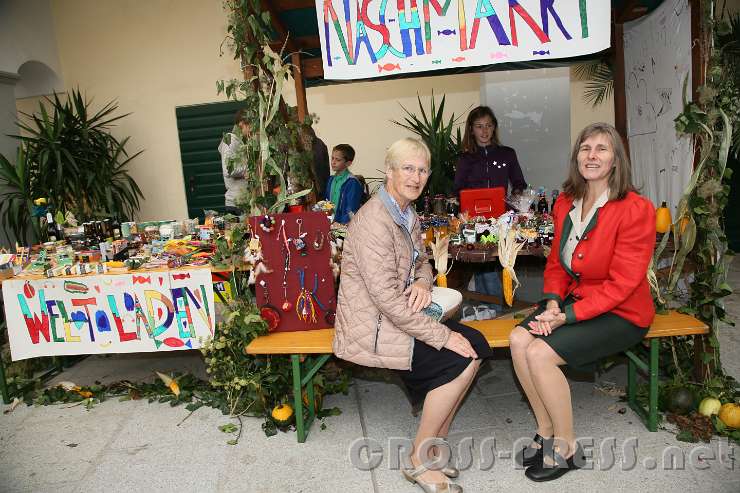 2016.09.25_10.50.40.jpg - Beim Naschmarkt und Weltladen der Jungscharkinder.
