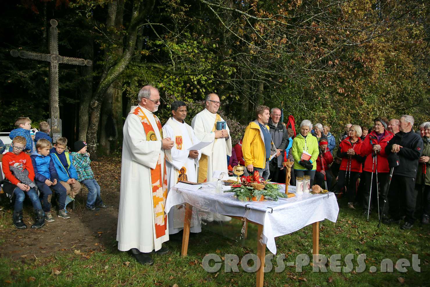 2016.10.26_11.00.31.JPG - Altpfarrer Anton Schuh, Pfarrer Peter Yeddanapalli und Diakon Josef Muhr zelebrieren die Bergmesse.