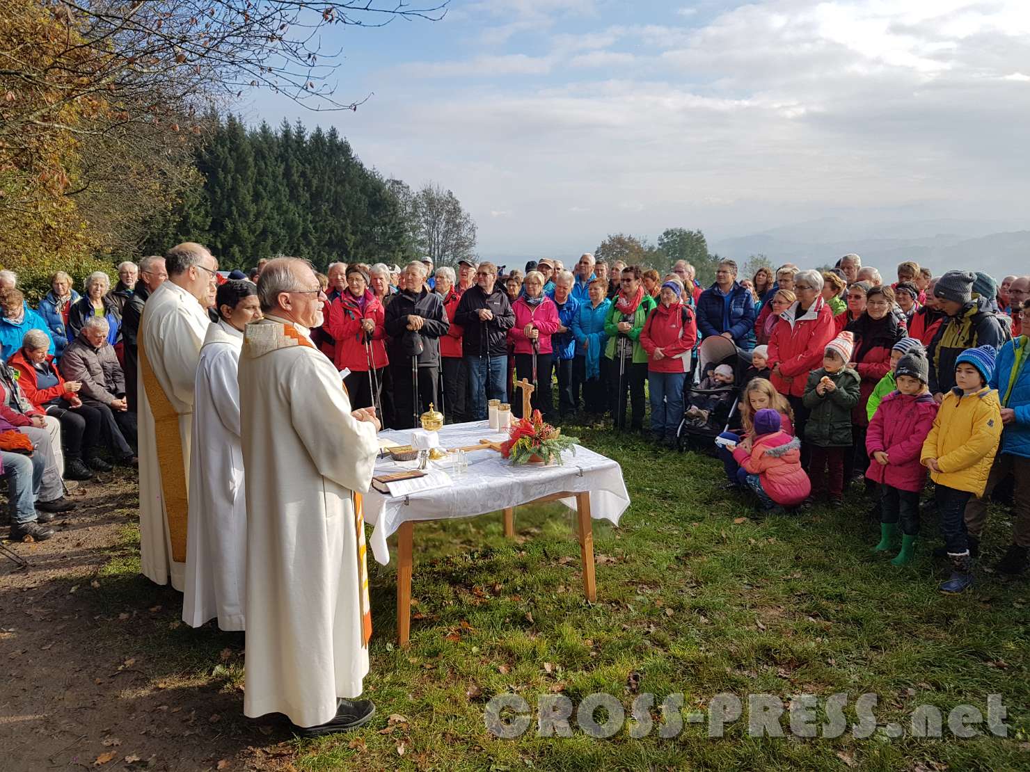 2016.10.26_11.01.41.jpg - Ungefähr 200 Menschen waren zur "Outdoor-Messe"auf den Kogel gekommen.