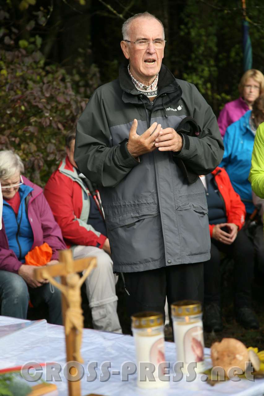 2016.10.26_11.02.34.JPG - Lambert Jelinek erzählt die Geschichte des Kreuzes.