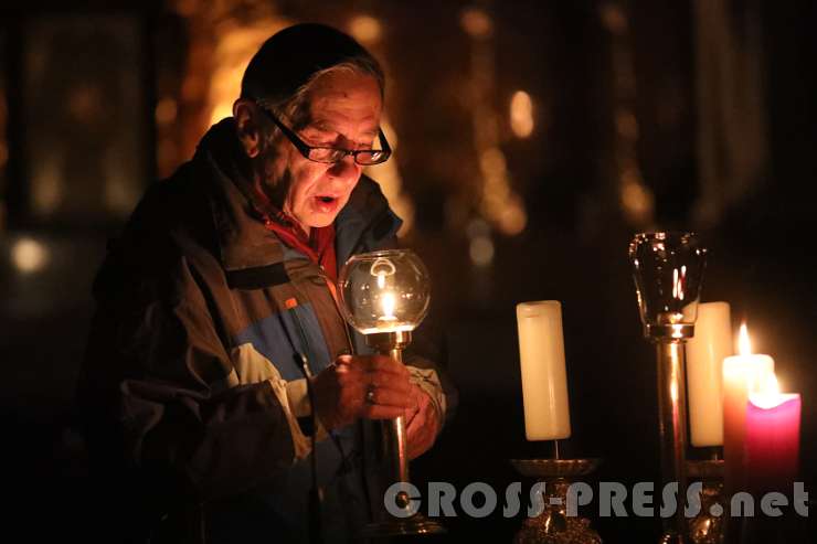 2016.12.17_07.11.56.JPG - Richard Tanzer bläst die Kerzen aus.