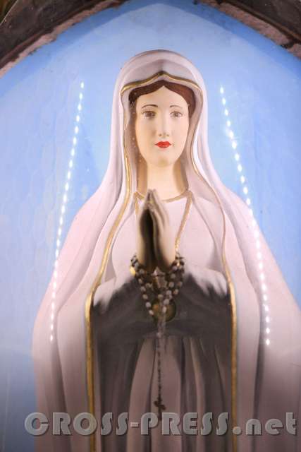 2016.12.17_07.20.04.JPG - Die Muttergottes-Statue beim Kircheneingang erstrahlt in neuem Licht dank dem Organisten Daniel Brandstetter, der auch die unschöne Neonbeleuchtung des Hauptaltares auf LED umgestellt hat.