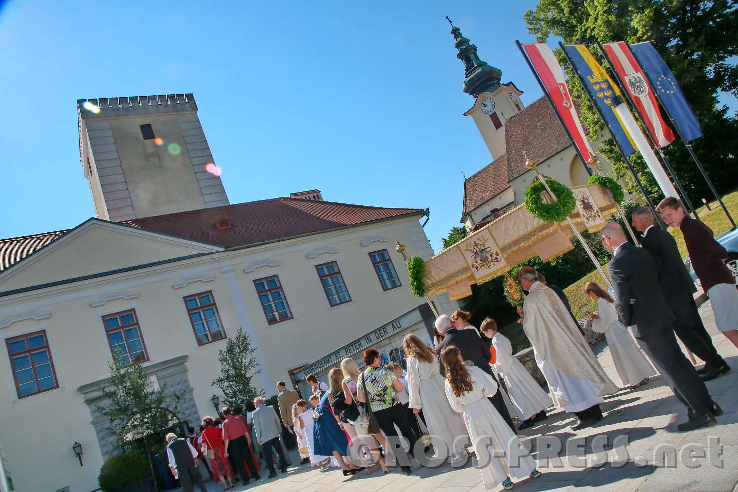 2017.06.15_09.52.03.jpg - Im Schlosshof dann die Eucharistiefeier ...