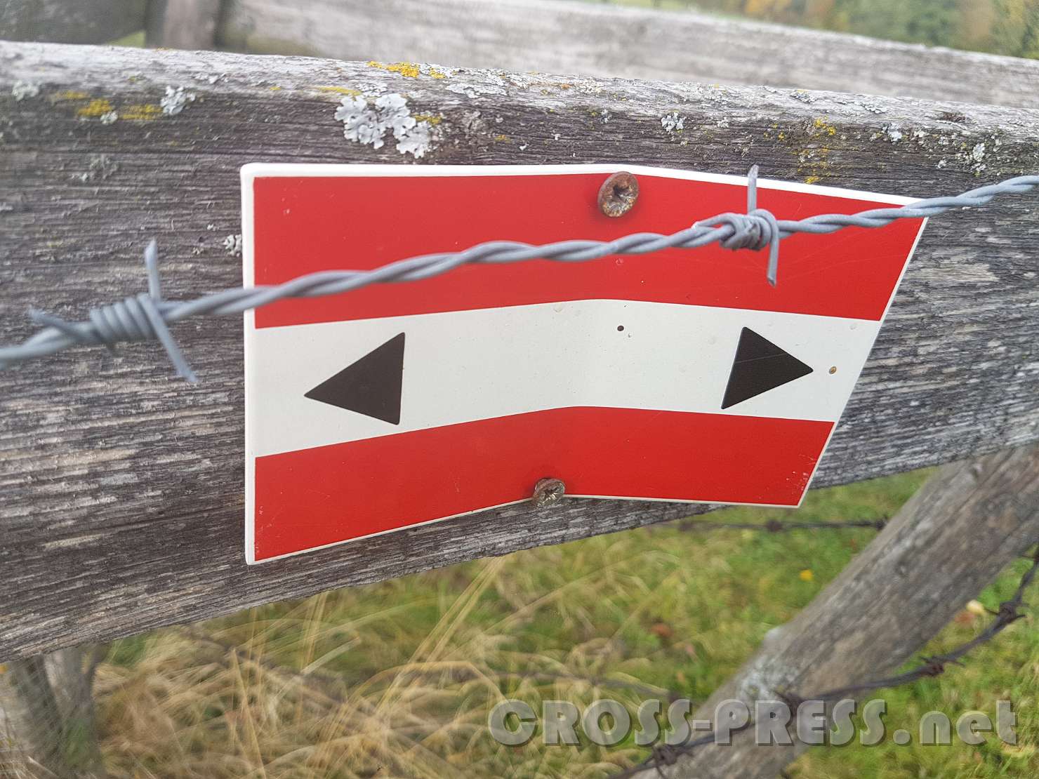 2017.10.26_12.26.42.jpg - "Österreich ist Frei?" Nicht ganz. Ein Bauernhof ist noch vom Staheldraht umzogen.  :(