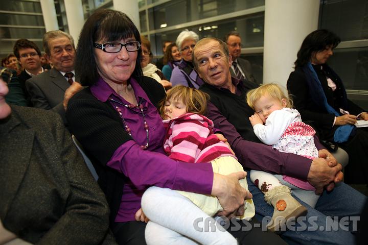 2009.11.29_14.45.19.jpg - Geborgen bei Oma und Opa, w�hrend die Eltern ihre Kurzstatements hielten.