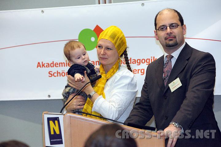 2009.11.29_15.03.30.jpg - Martina und Johannes Andrae mit Franz, dem j�ngsten ihrer zw�lf Kinder.  Sie referierten zum Thema: "Darf Liebe weh tun? Vom Umgang mit Leid und Entt�uschung".