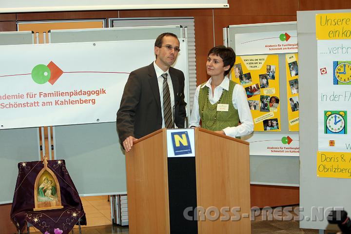 2009.11.29_15.06.58.jpg - Andreas und Doris H�nig sprachen �ber "Unsere Zeit - ein kostbares Gut". Sie haben drei T�chter.