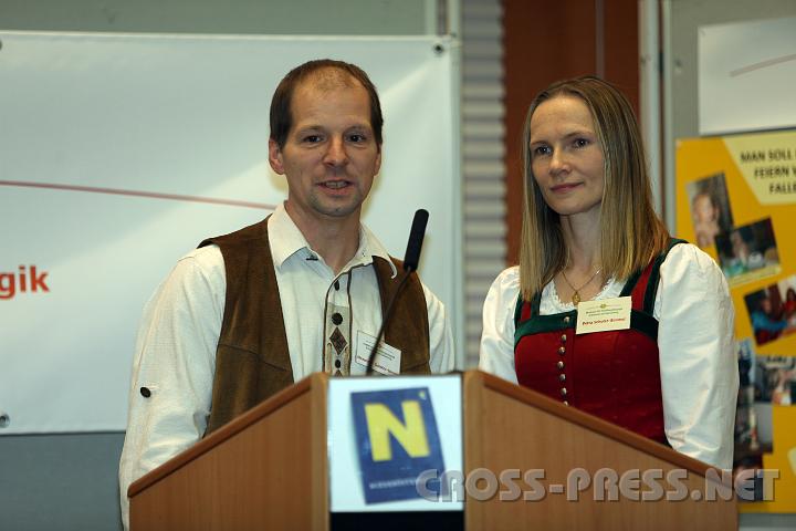 2009.11.29_15.19.09.jpg - Alexander und Petra Scholze-Simmel ist es ein Anliegen, ihre beiden Kinder zu starken Pers�nlichkeiten zu erziehen und w�hlten deshalb das Thema: "Nestw�rme verleiht Fl�gel".