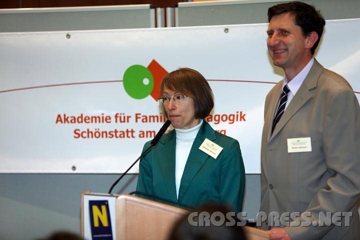 2009.11.29_15.23.43.jpg - Anneliese und Martin Seemann machten sich Gedanken zum Thema "Polarit�t in der Partnerschaft - wo wir doch soooo verschieden sind". Sie haben vier Kinder.