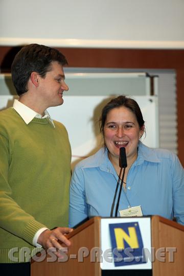 2009.11.29_15.28.22.jpg - Matthias und Maria Trunk mit Anregungen zum Umgang mit "Streit und Vers�hnung in der Ehe".  Sie haben einen kleinen Sohn und erwarten Zwillinge.