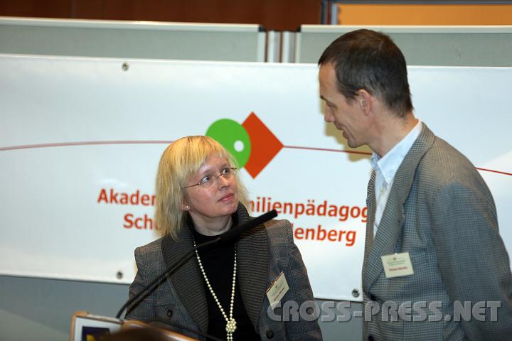 2009.11.29_15.31.55.jpg - Christa und Thomas W�chter sprechen �ber die Zeit der Pubert�t: "Auf dem Weg vom Kind zum Erwachsenen - geborgen in der Familie". Sie haben eine Tochter.
