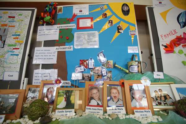 Sendungsfeier der V. Salzburger Familienakademie Die Absolventen pr�sentierten ihre Familien auf bunten Schautafeln und Tischen.