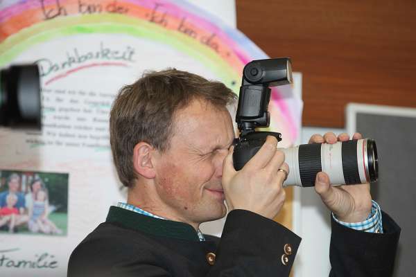 Sendungsfeier der V. Salzburger Familienakademie Franz Sch�ffmann, ein "Alt-Familienakademiker", machte der Presse starke Konkurrenz. ;)