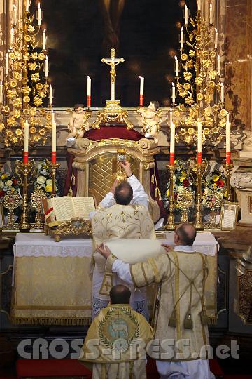 2012.04.09_10.39.27.jpg - Die Elevation bei der Festmesse, die im tridentinischen Ritus (Levitenamt) gefeiert wurde.